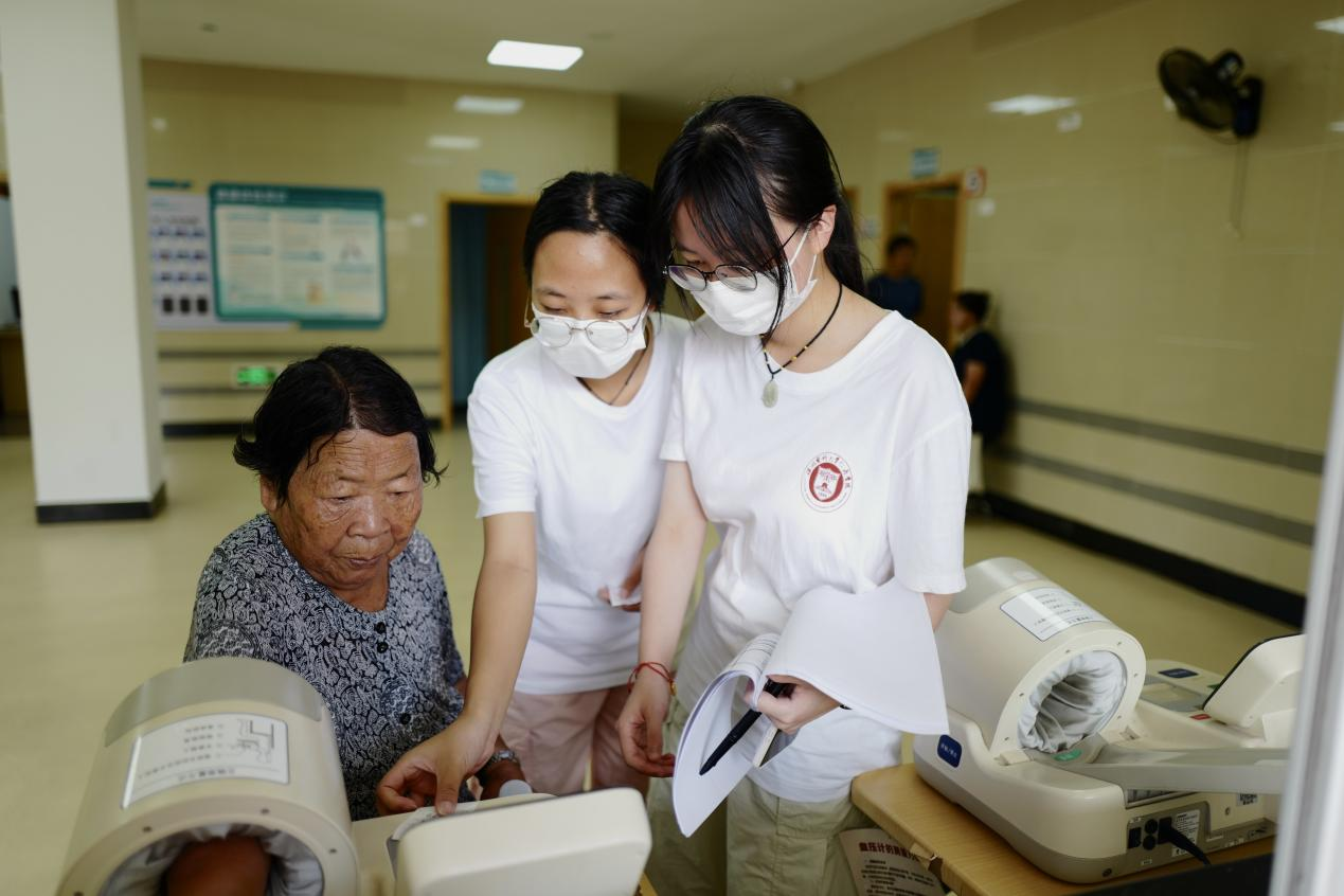“红石榴”守护“夕阳红”，杏林情暖体检行