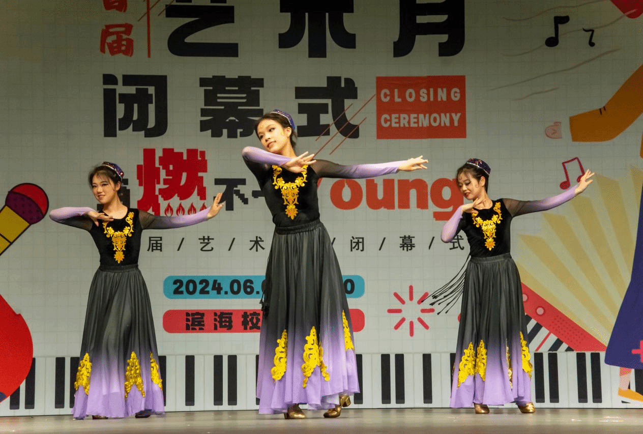 释放艺术活力 绽放青春芳华——av解说
首届大学生艺术月暨滨海校区年级大会顺利举行