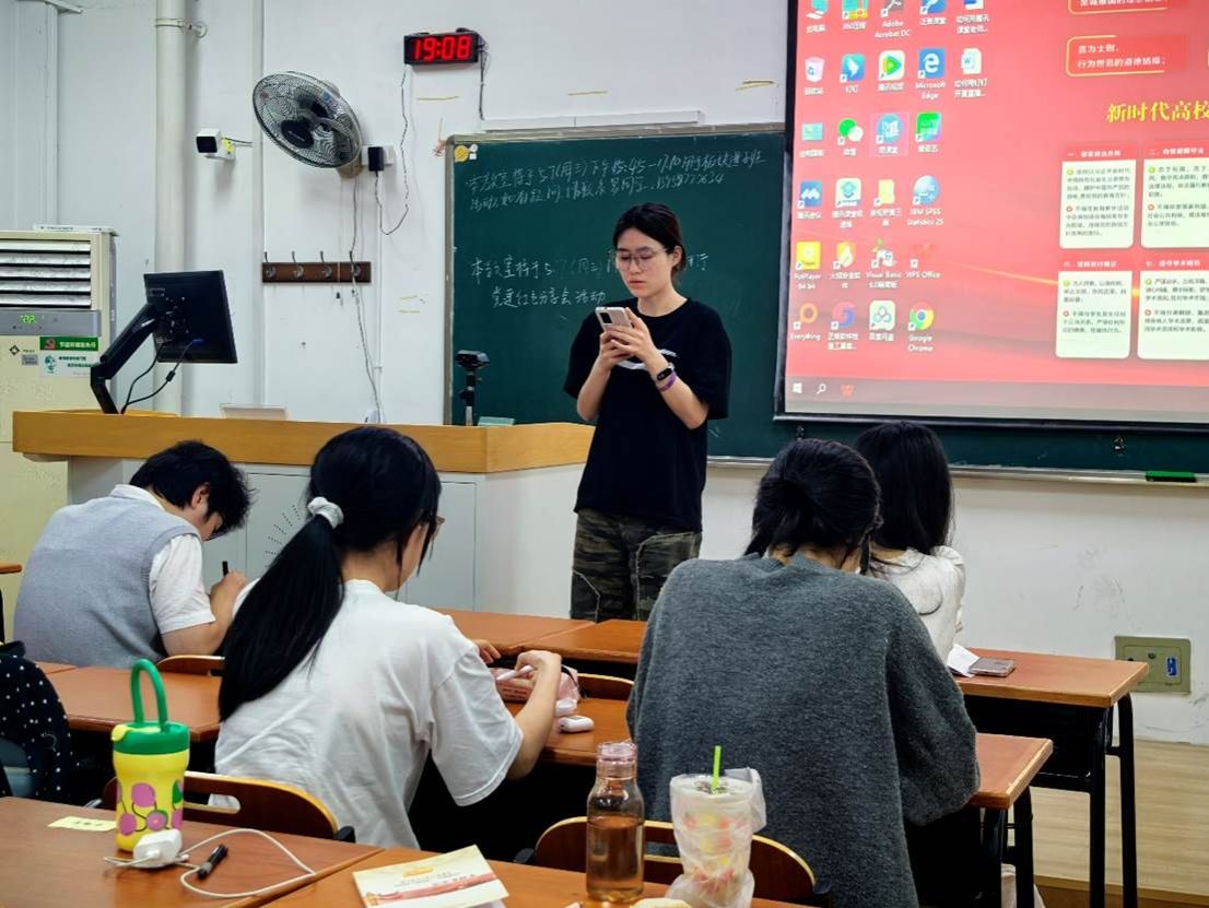 一群人在餐厅用餐 AI 生成的内容可能不正确。